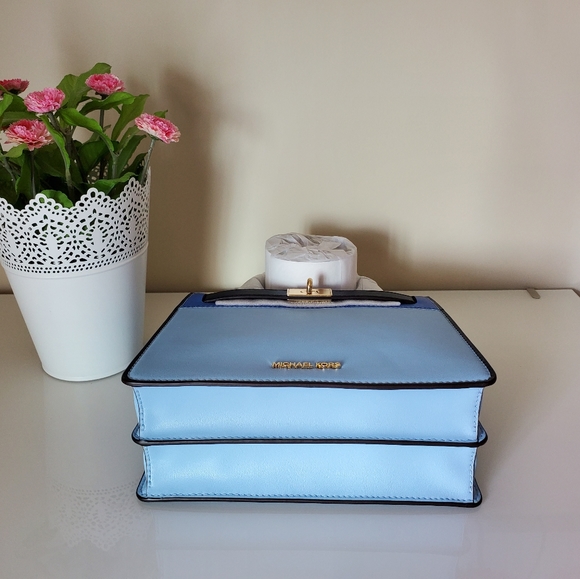 Michael Kors Tatiana Medium Messenger - Picture 6 of 14